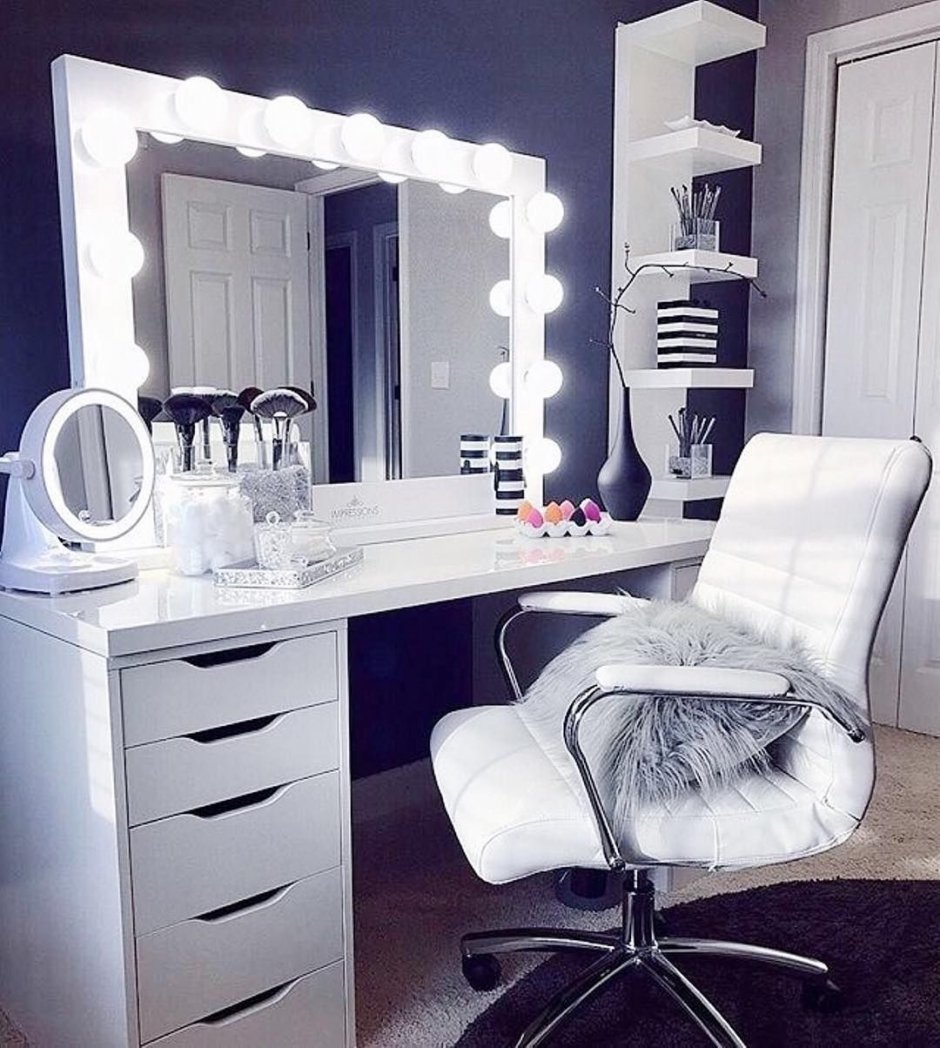 Красивый туалетный столик с косметикой