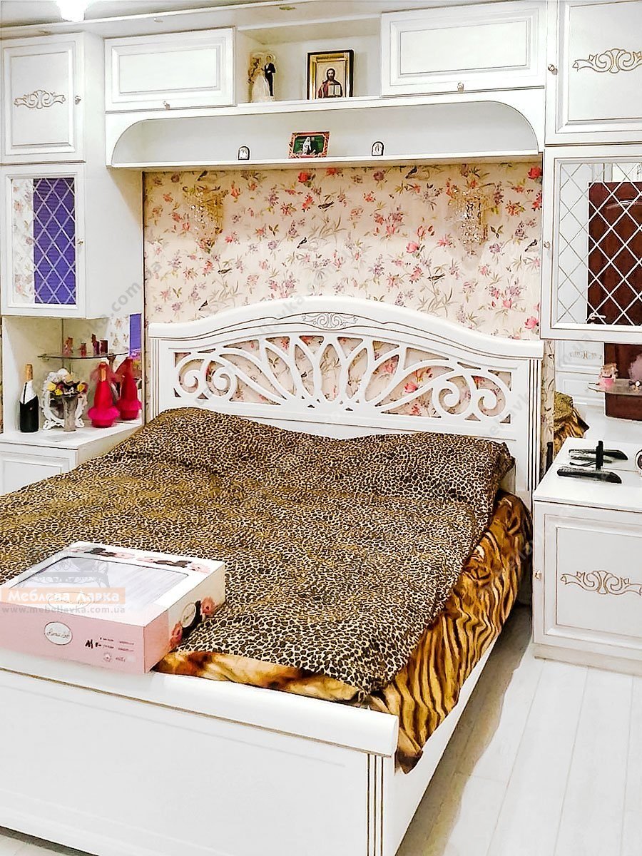 Спальный гарнитур с навесными шкафами над кроватью