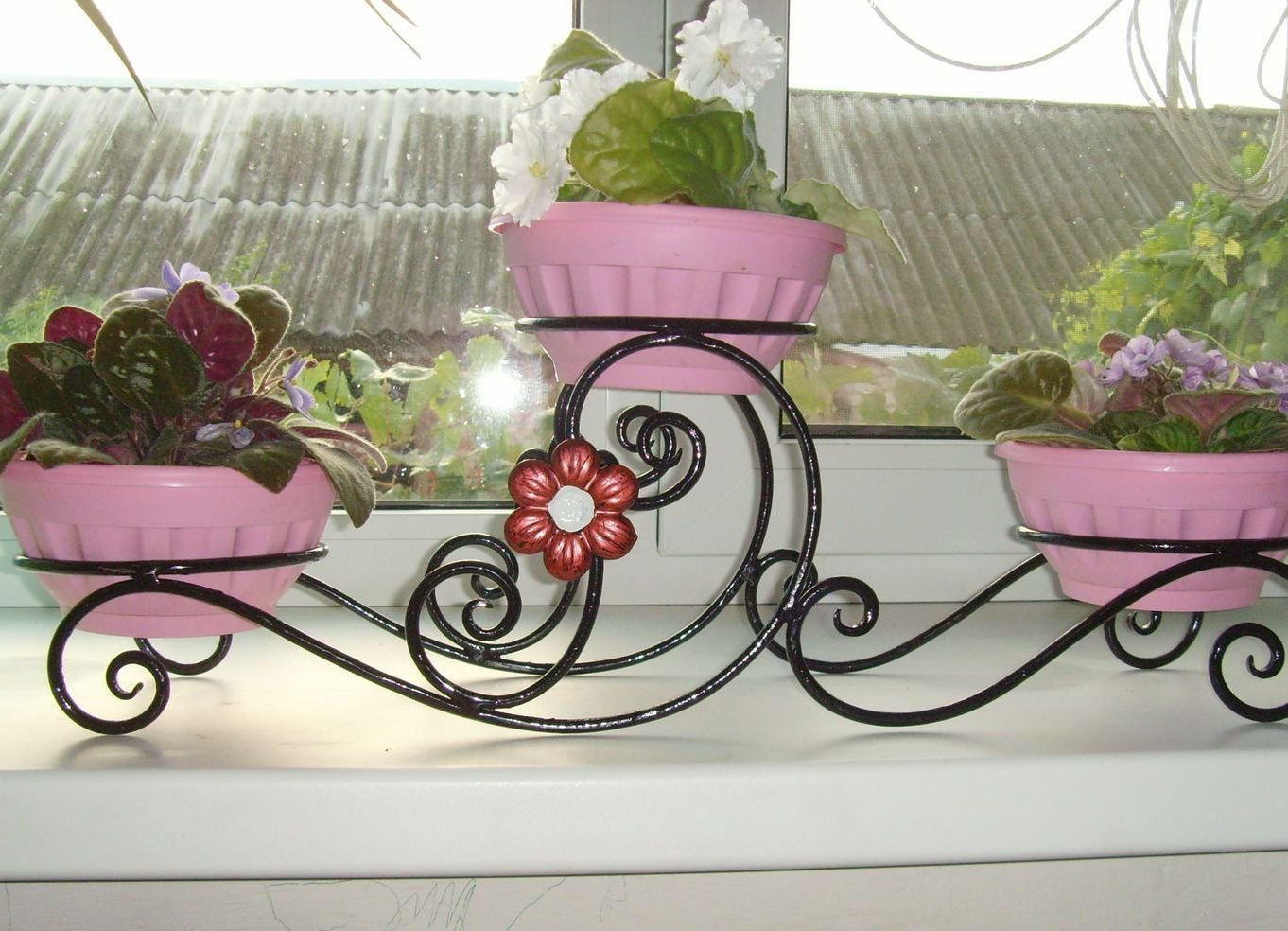 Металлическая подставка для цветов на подоконник