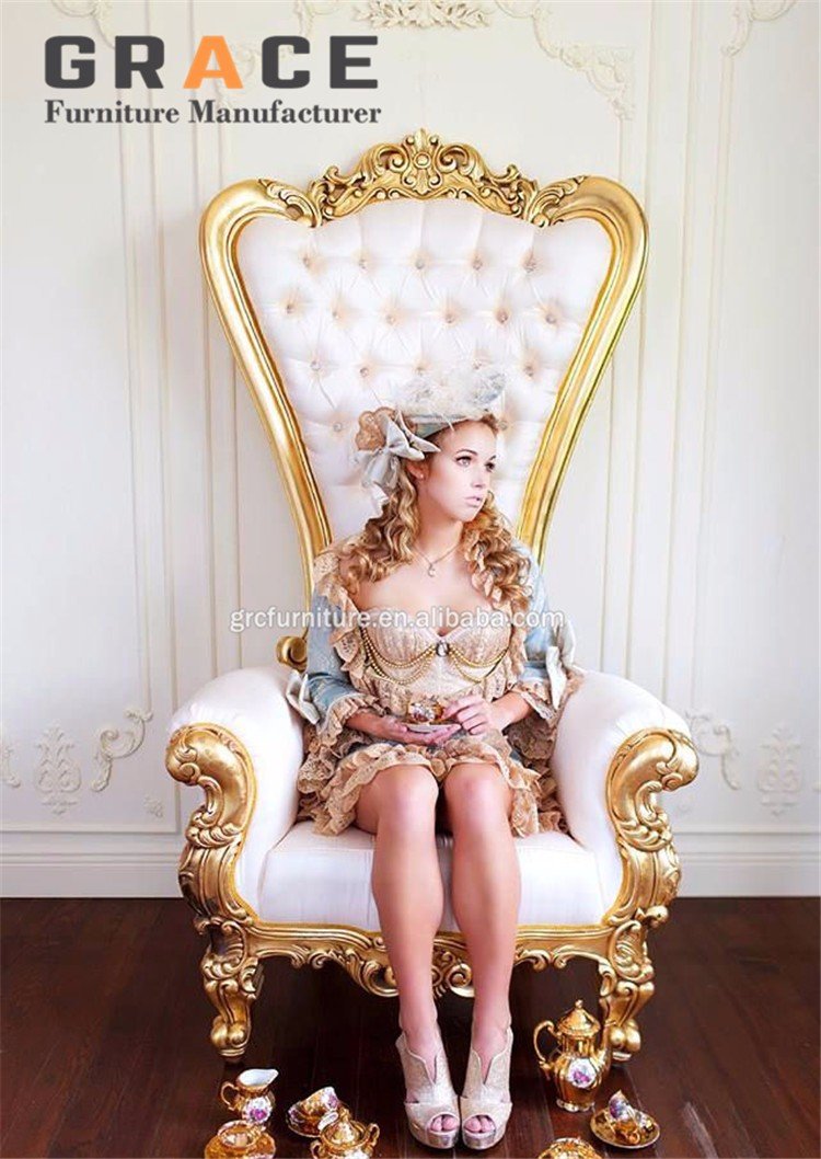 Девушка на троне