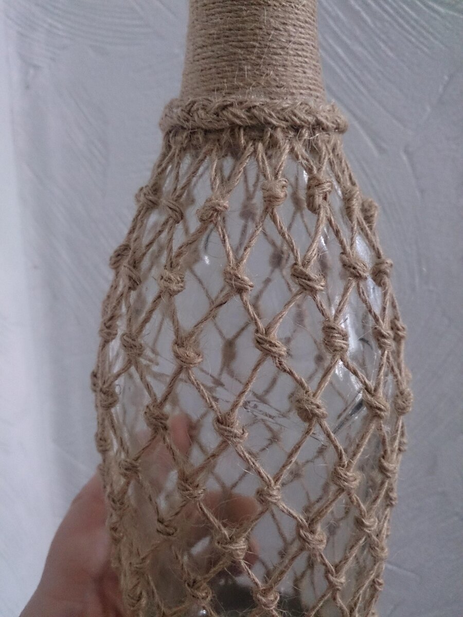 Оплести бутылку джутом