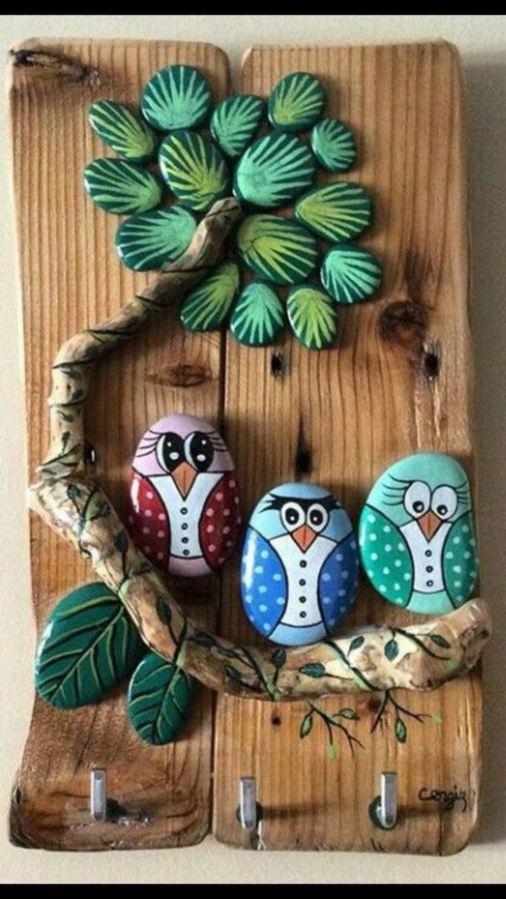 Панно с расписными камешками