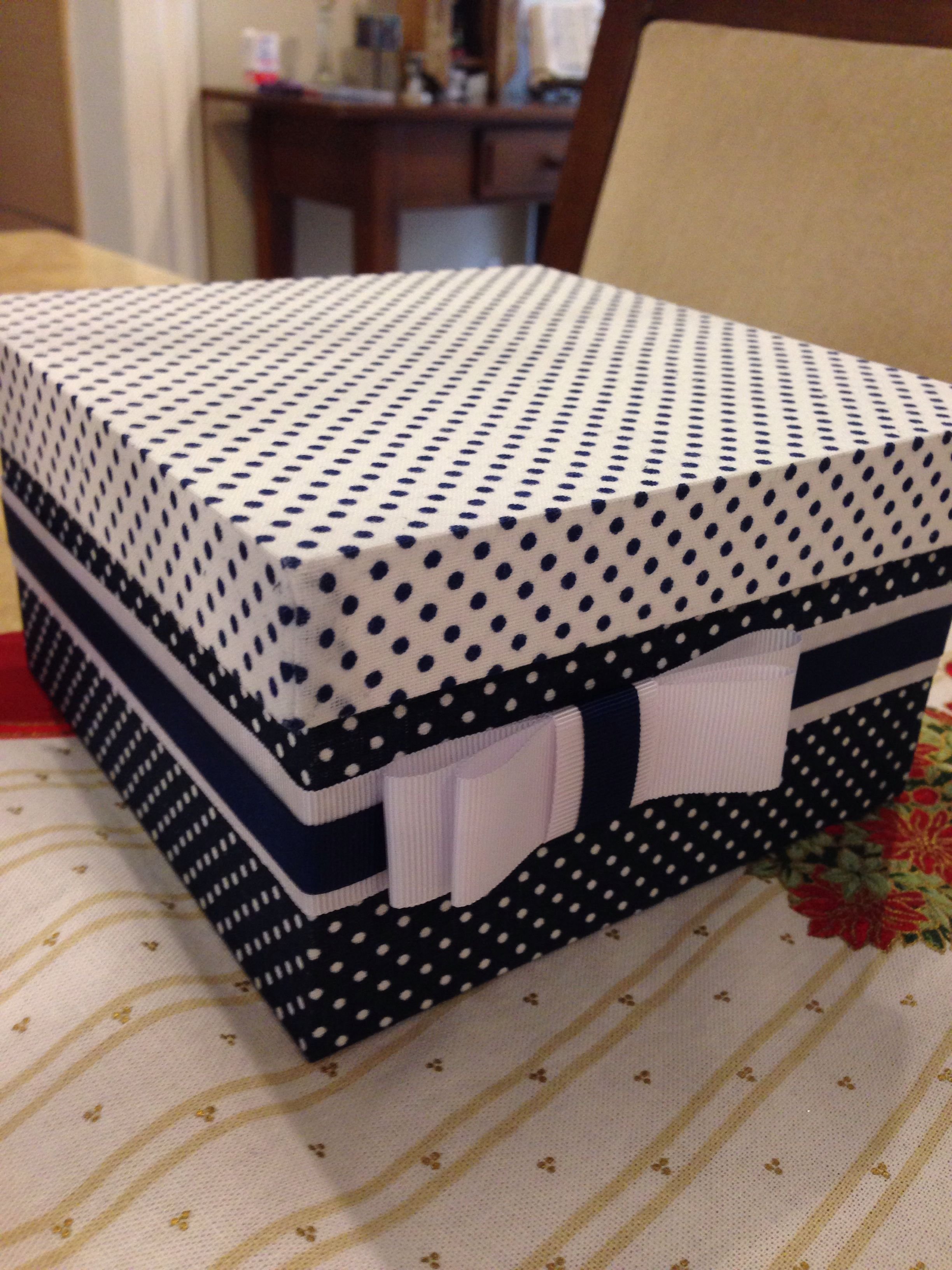 Обтянуть коробку. Красивые коробки для хранения. Декор коробки тканью. Декор коробок для хранения. Коробочка обшитая тканью.