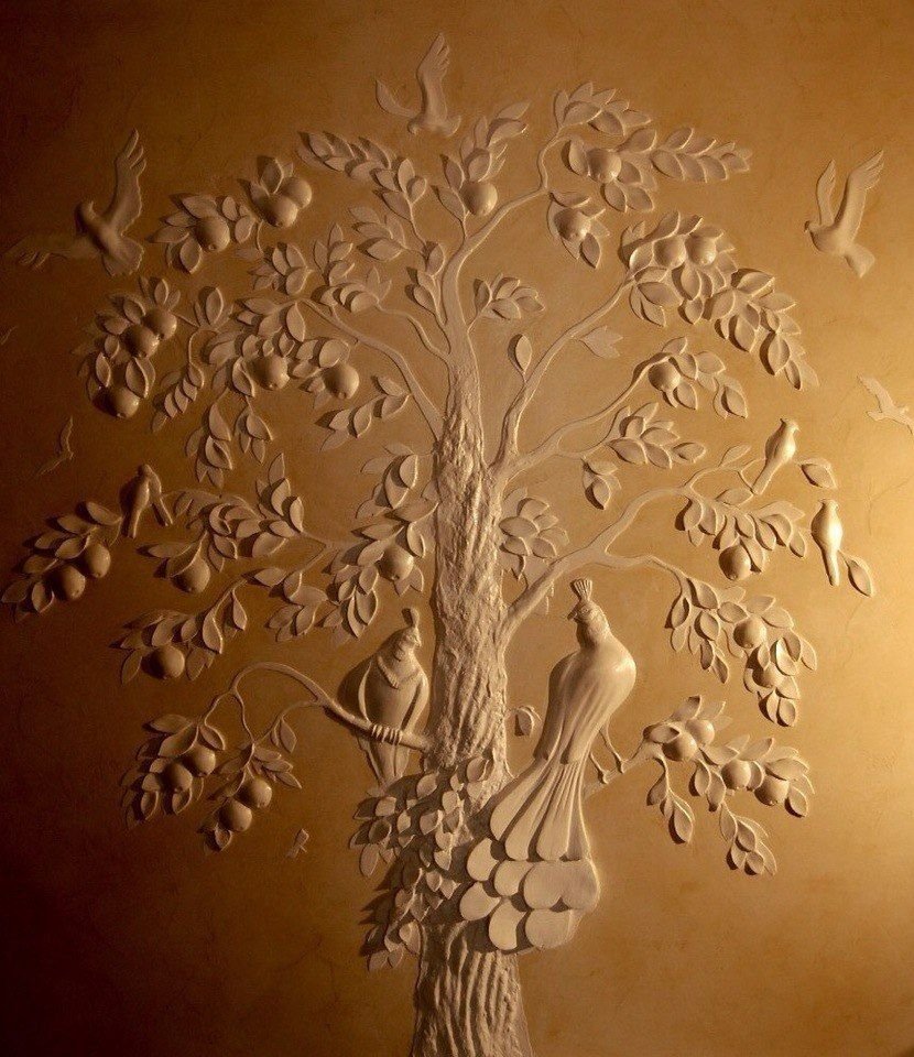 Гипсовое дерево на стене