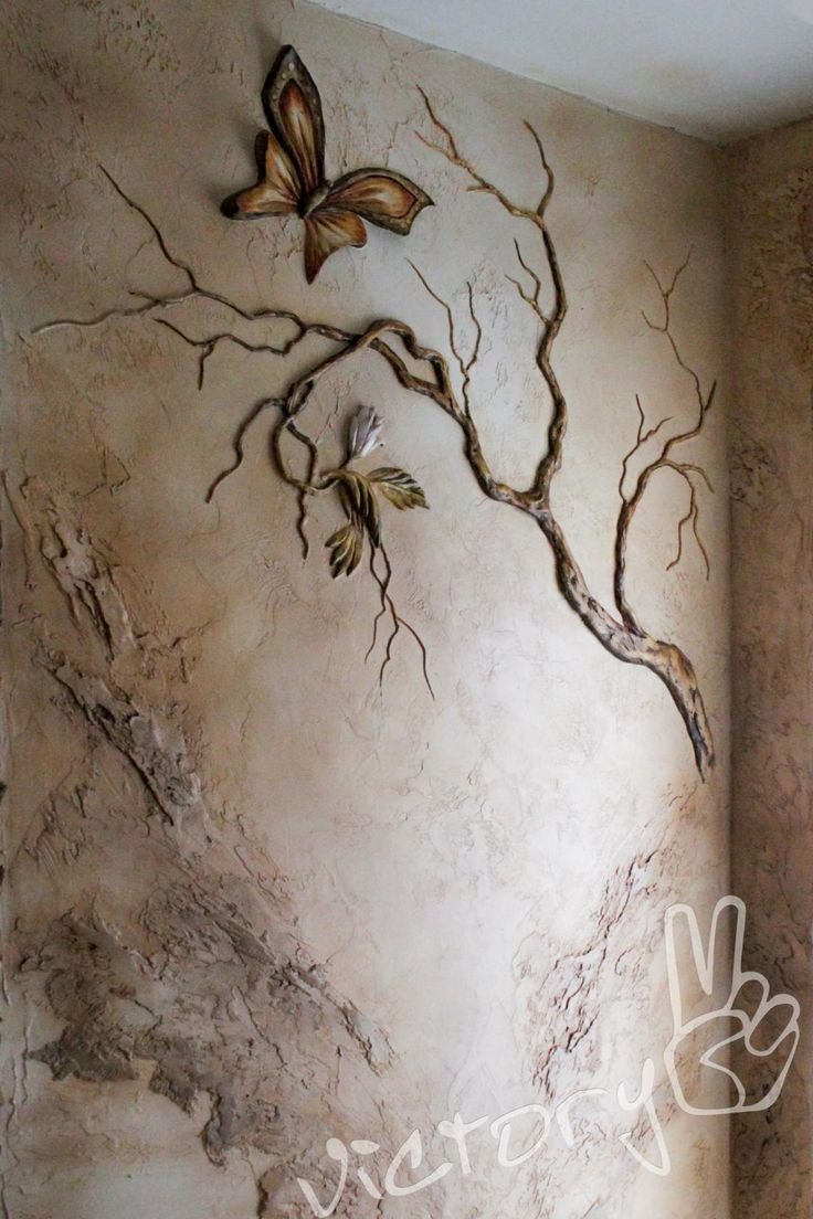 Гипсовое дерево на стене