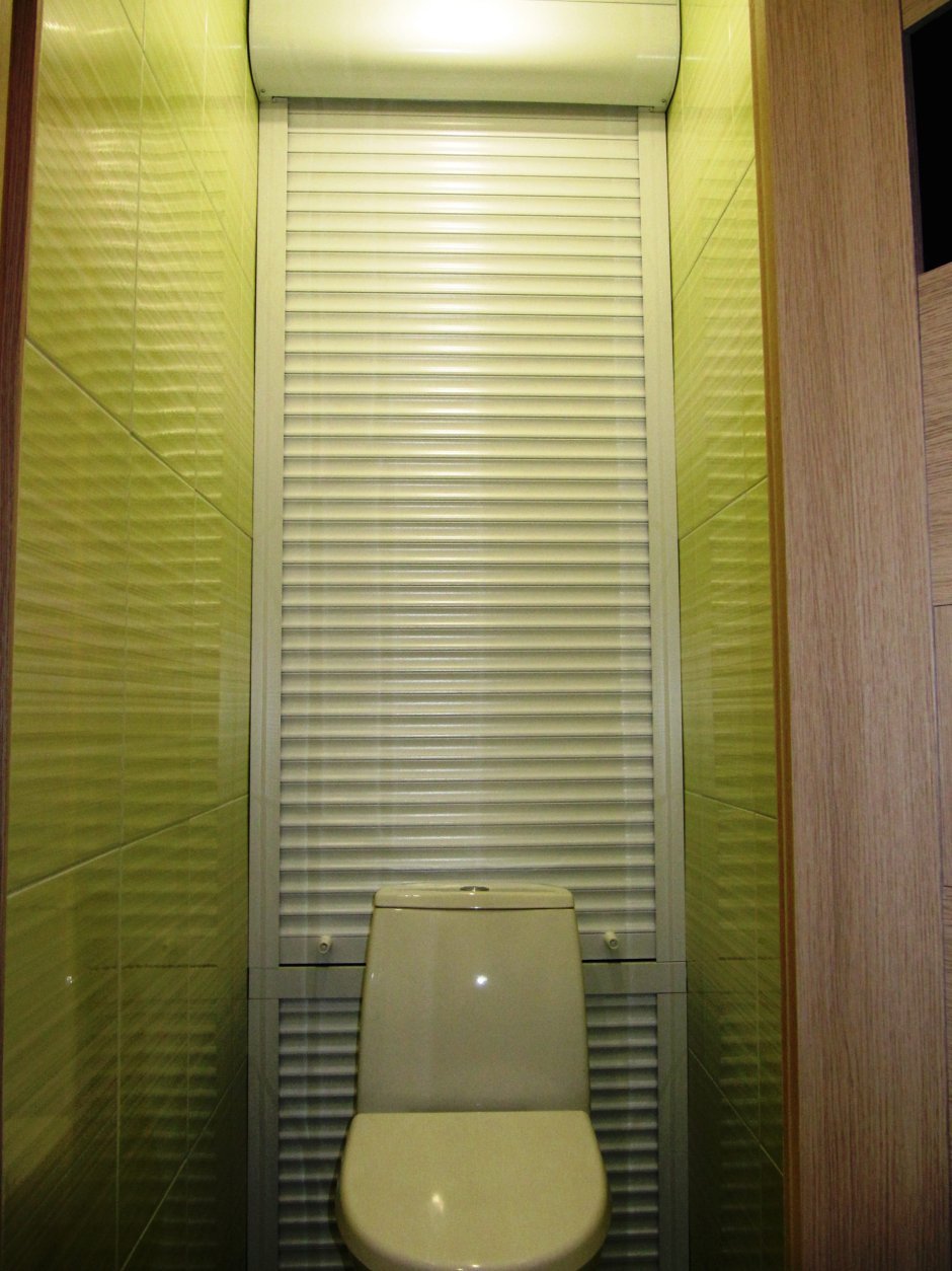 Рольставни в туалет за унитазом