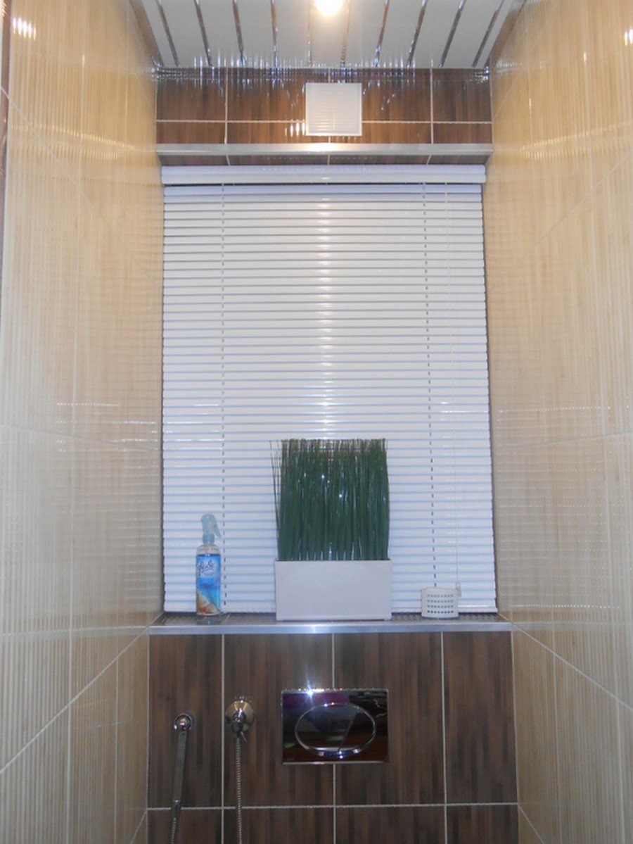 Рольшторы в туалете за унитазом