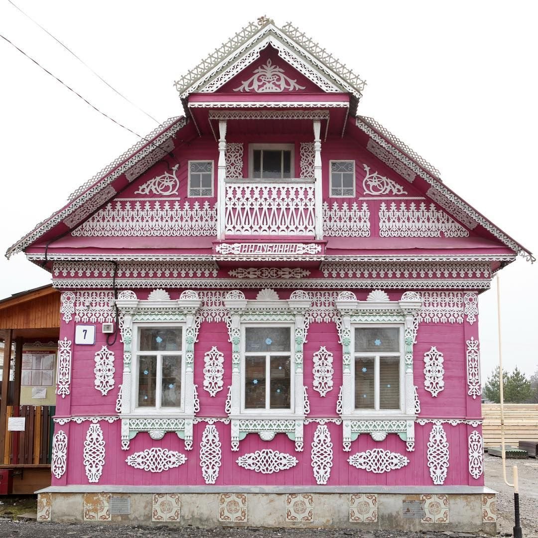 Резной деревянный домик