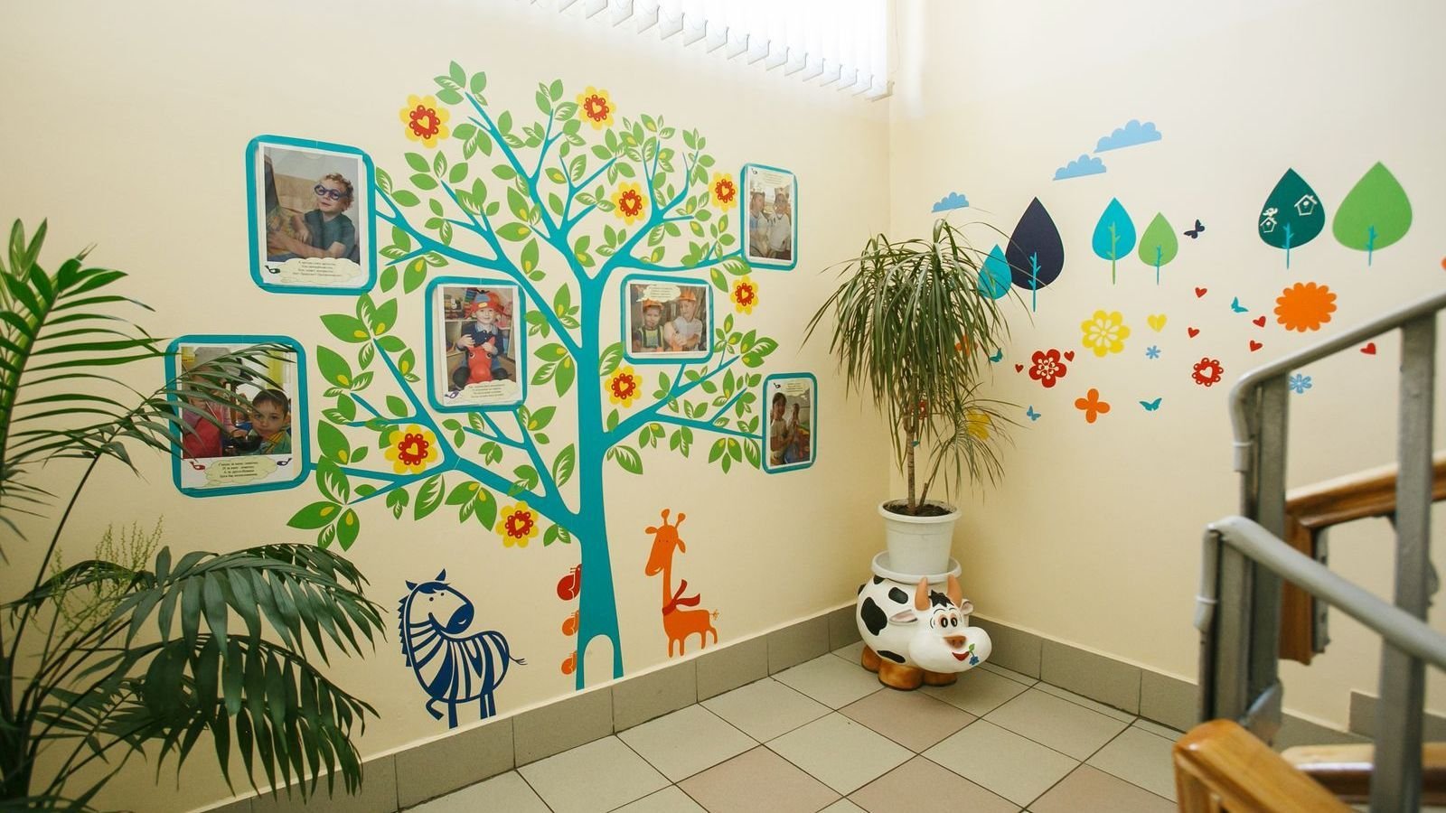 Как можно оформить школу. Украшение стен в детском саду. Украсить стену в детском саду. Украшение коридора в детском саду. Декор стен в ДОУ.