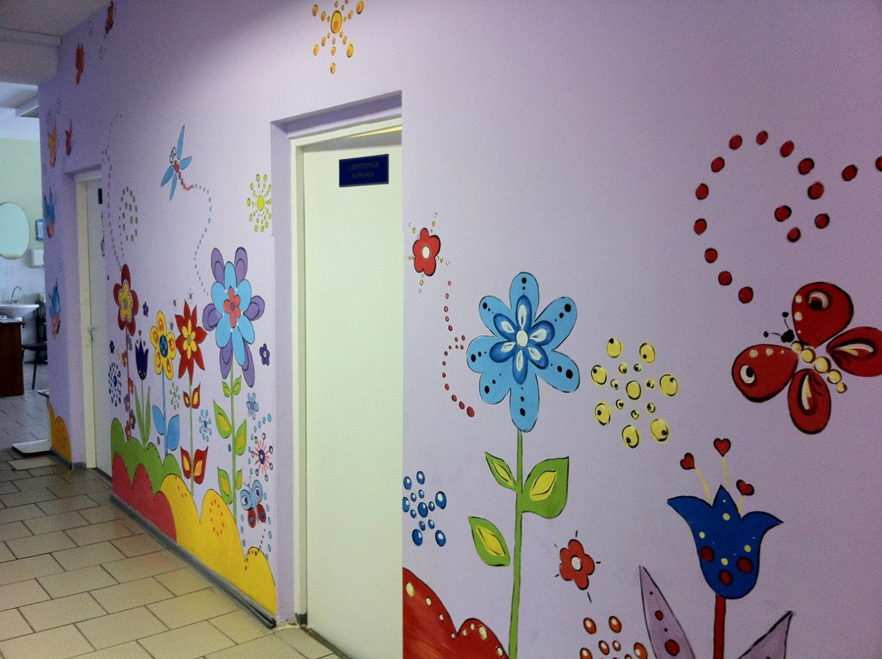 Оформление группы стены. Украшение стен в детском саду. Декорация стен в детском саду. Украсить стену в детском саду. Роспись стен в детском саду.