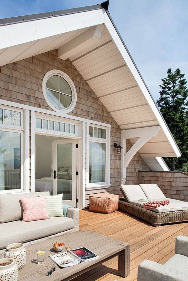 Небольшой домик с панорамными окнами