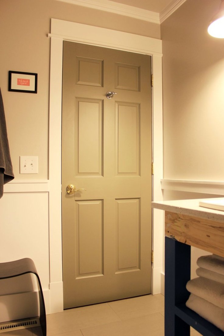 Деревянная дверь с белым наличником