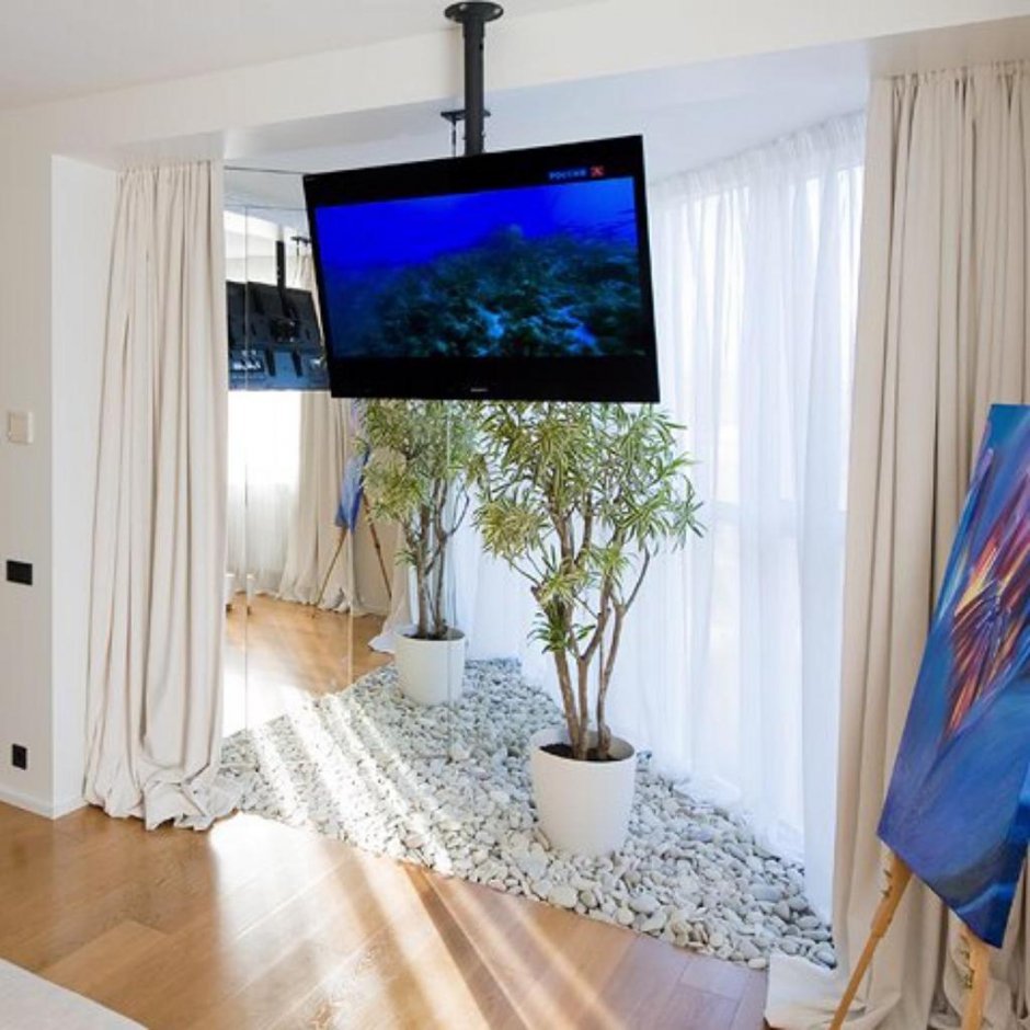 Телевизор на поворотном кронштейне