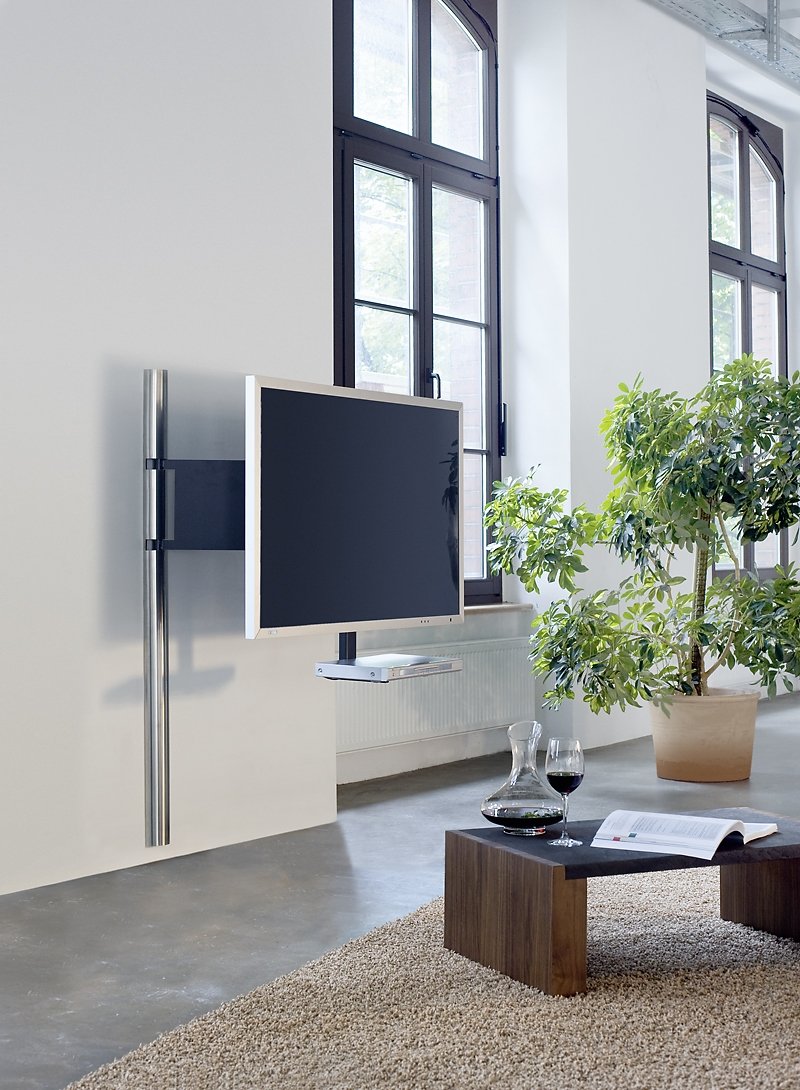 Телевизор на поворотном кронштейне в интерьере