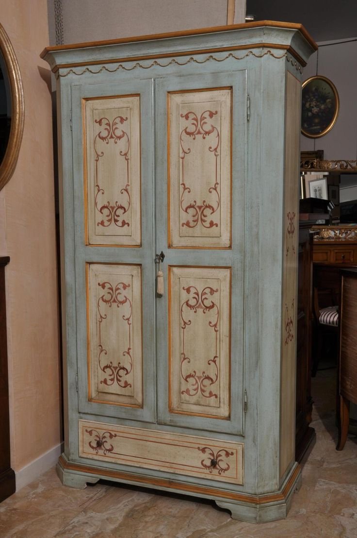 Антикварный шкаф