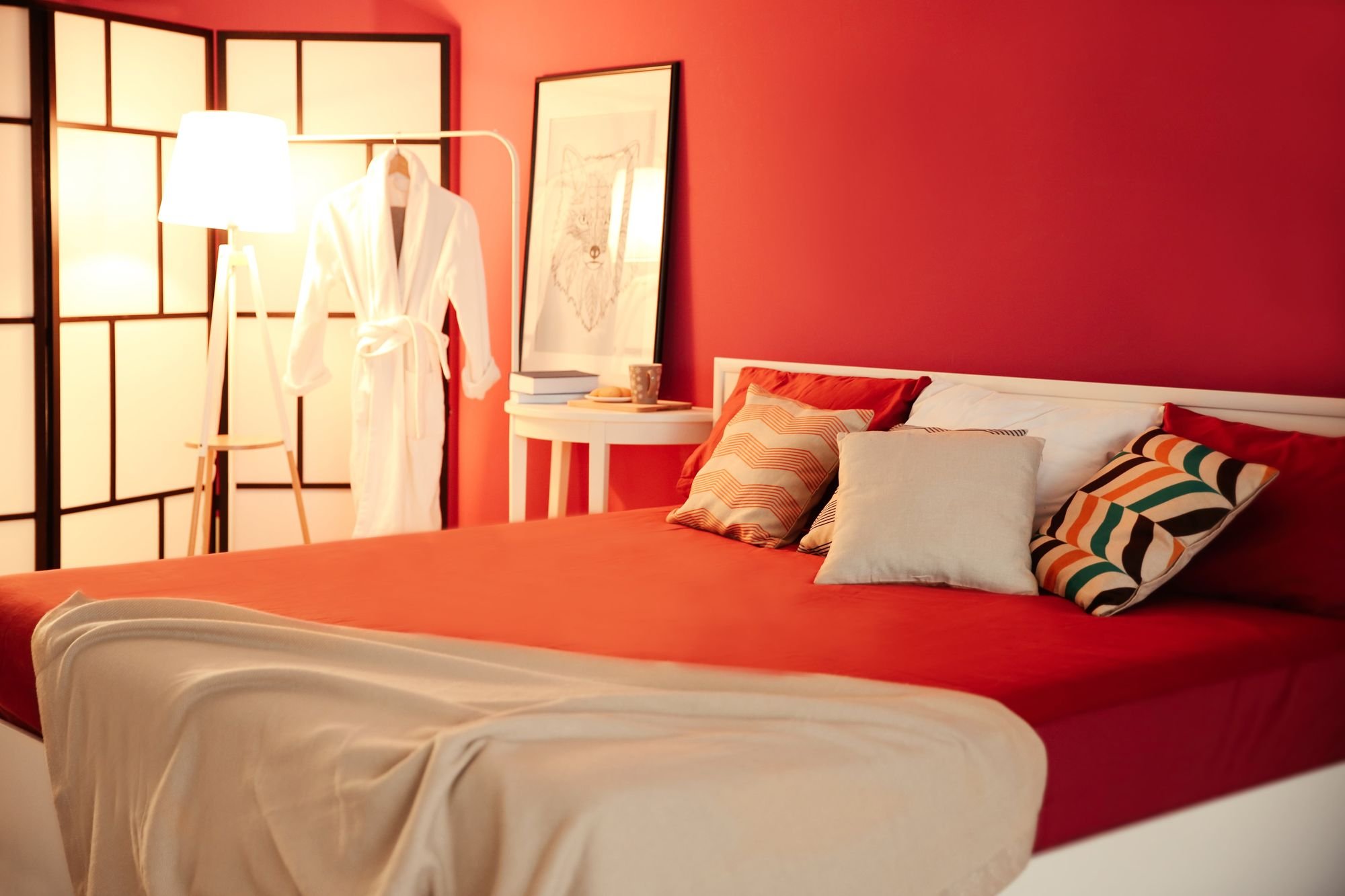 Special room. Оранжевая спальня. Оранжевая кровать в интерьере. Приглушенный оранжевый цвет в интерьере современном. Спальня оранжевого цвета.