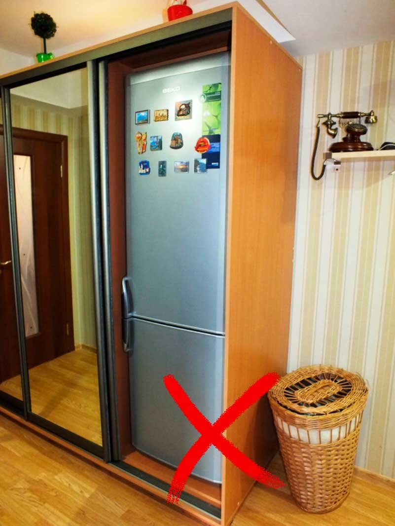 Встроенный холодильник в прихожей