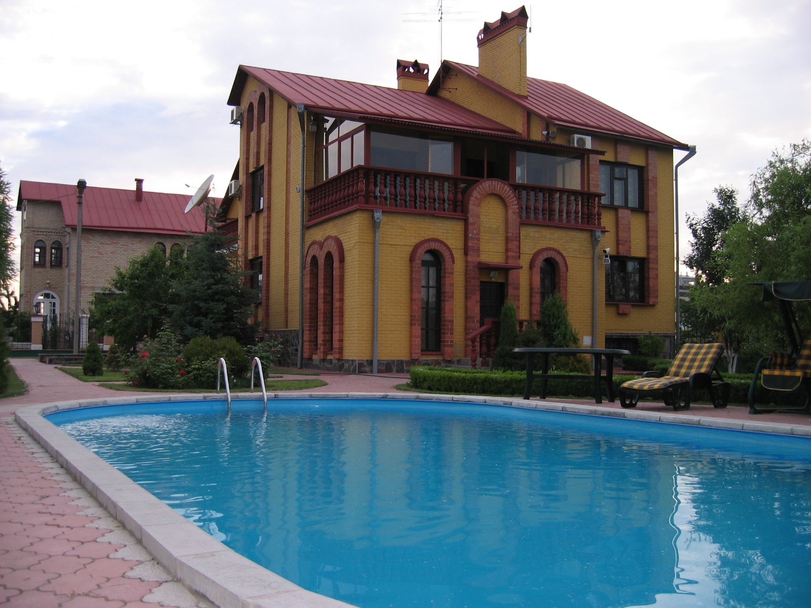 Дома с бассейном в белоруссии. Дом с бассейном. Загородный дом с бассейном. Большой дом с бассейном. Элитные коттеджи с бассейном.