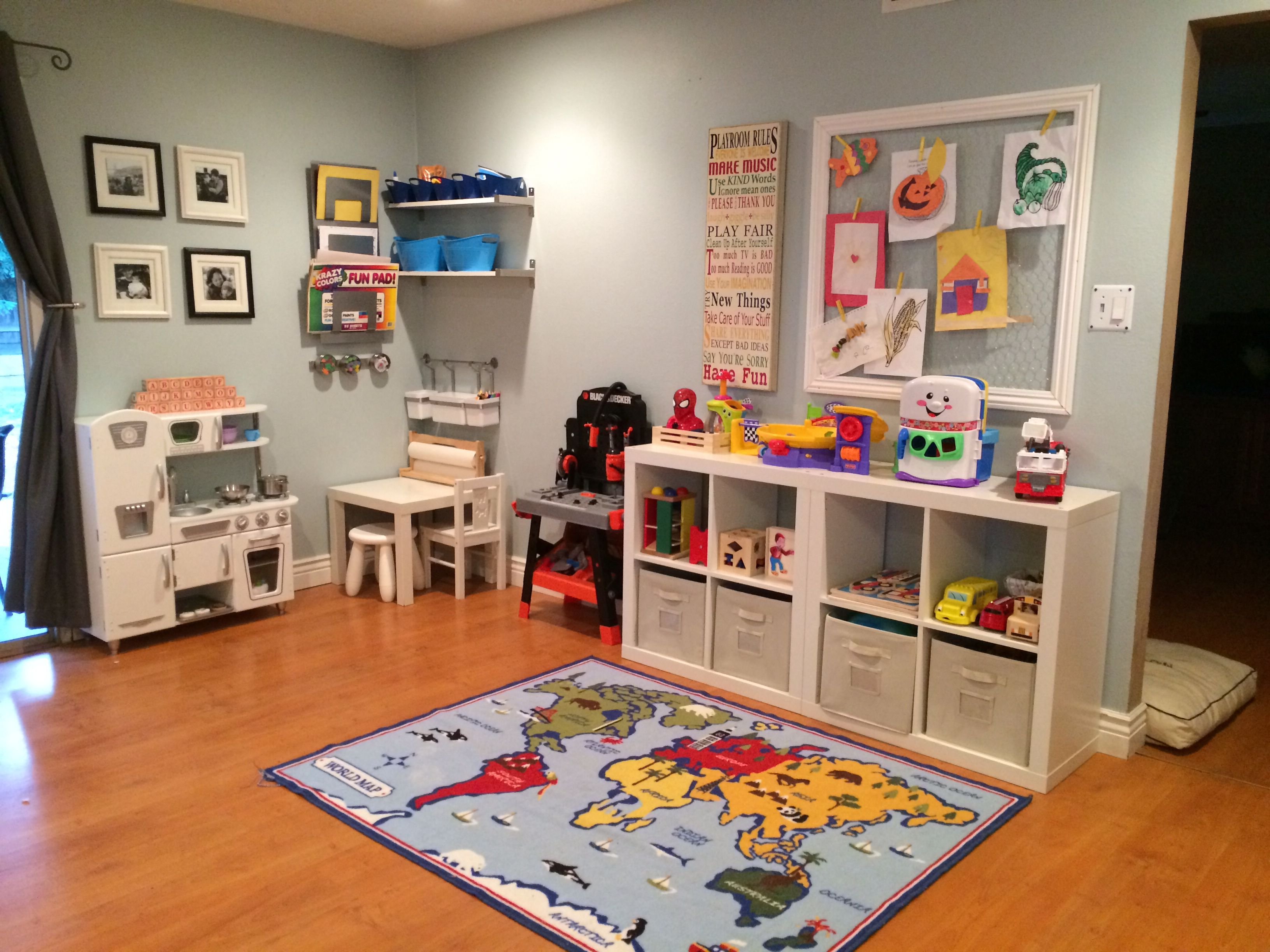 Bedroom toys. Организация пространства в детской. Игровая зона для детей в комнате. Игровое пространство для детей. Оргпнизациядетской комнаты.