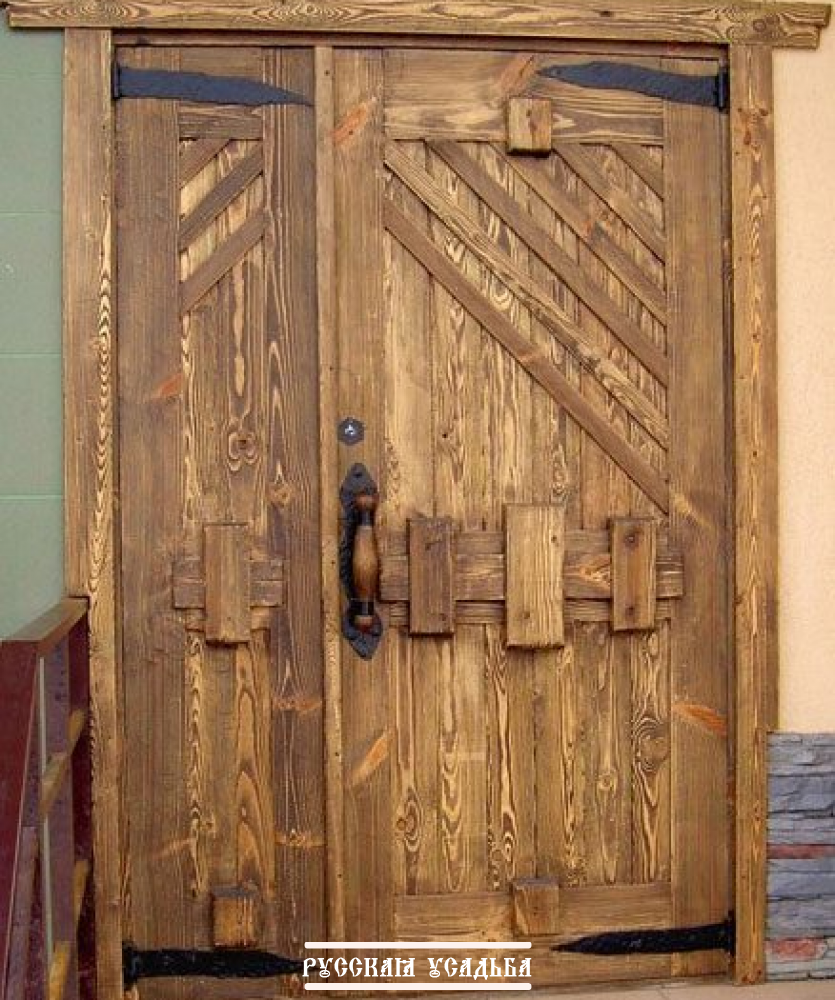Необычные двери из дерева