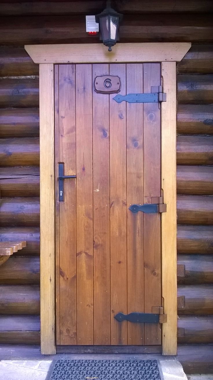 Самодельная деревянная дверь