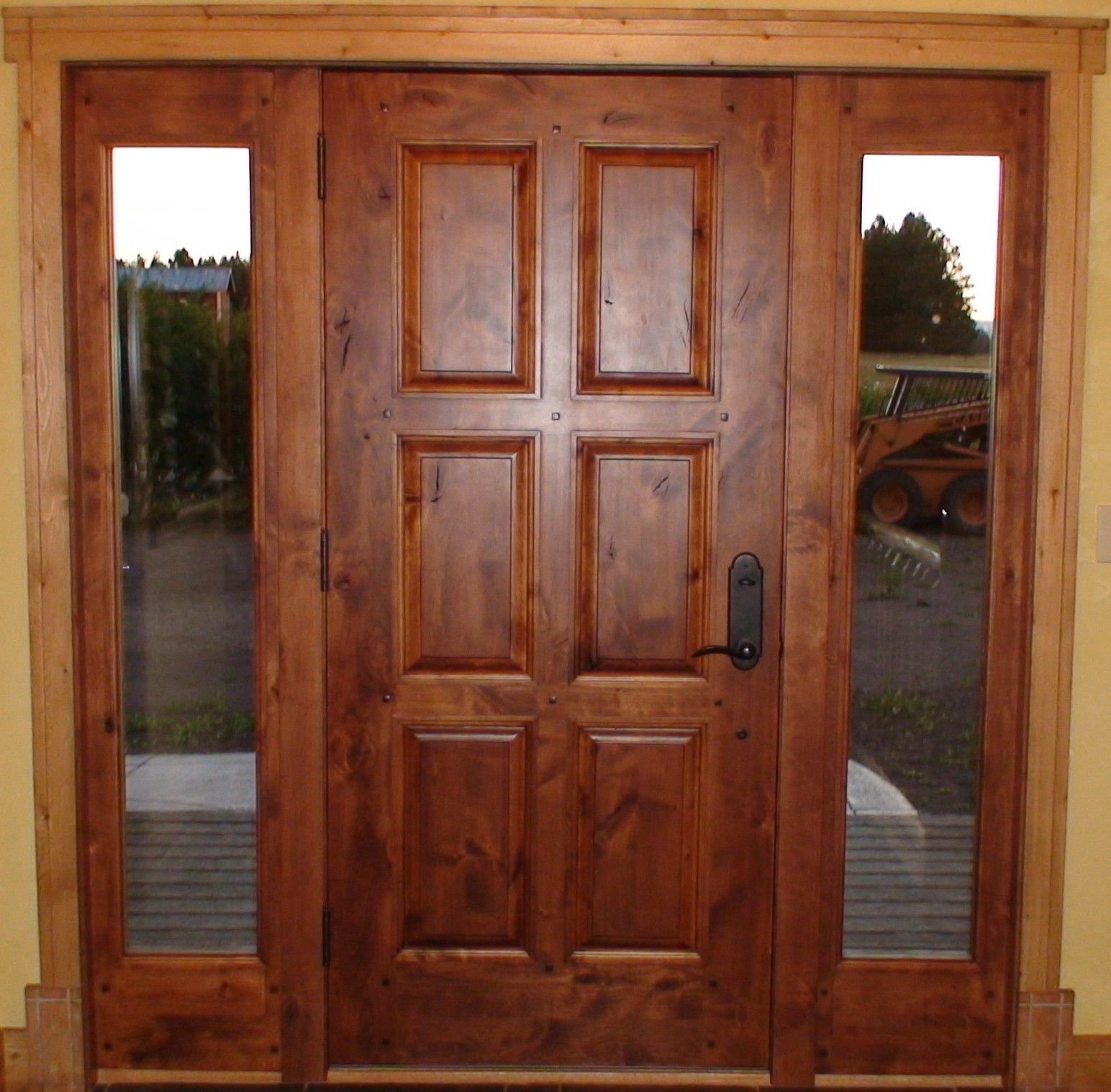 Сделать входную дверь в дом. Дверь входная деревянная. Входные двери из дерева. Массивная деревянная дверь. Двери деревянные для дачи.