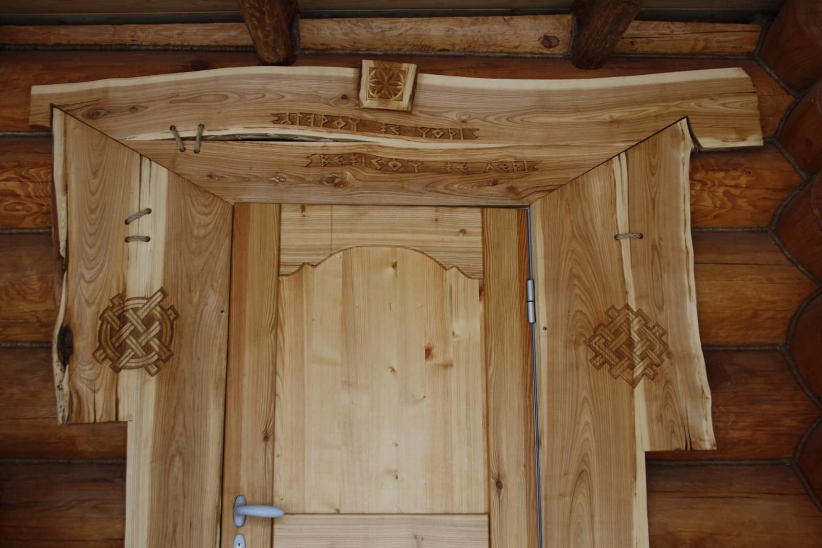 Обналичка дверей своими руками. Красивые деревянные двери. Наличники на банную дверь. Двери в баню деревянные. Наличник дверной деревянный.