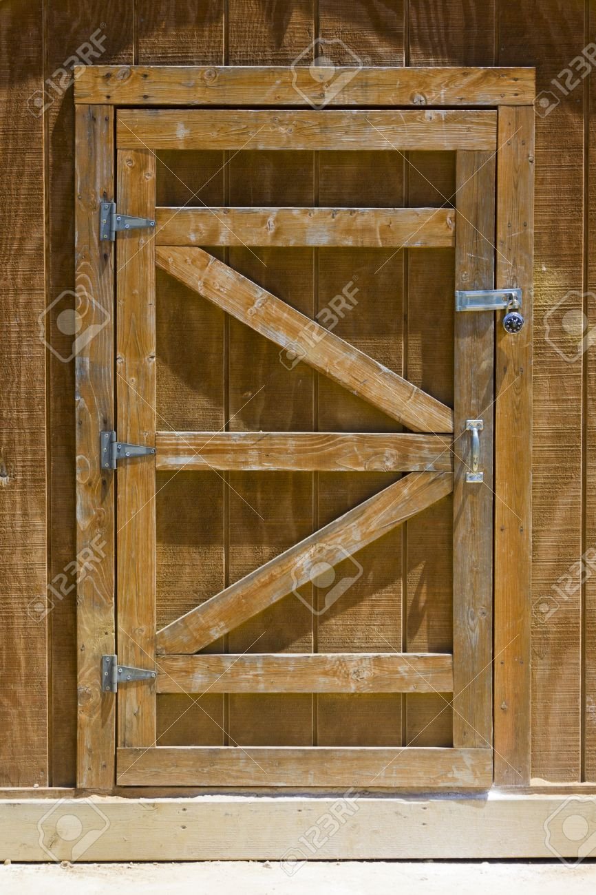 Деревянная дверь