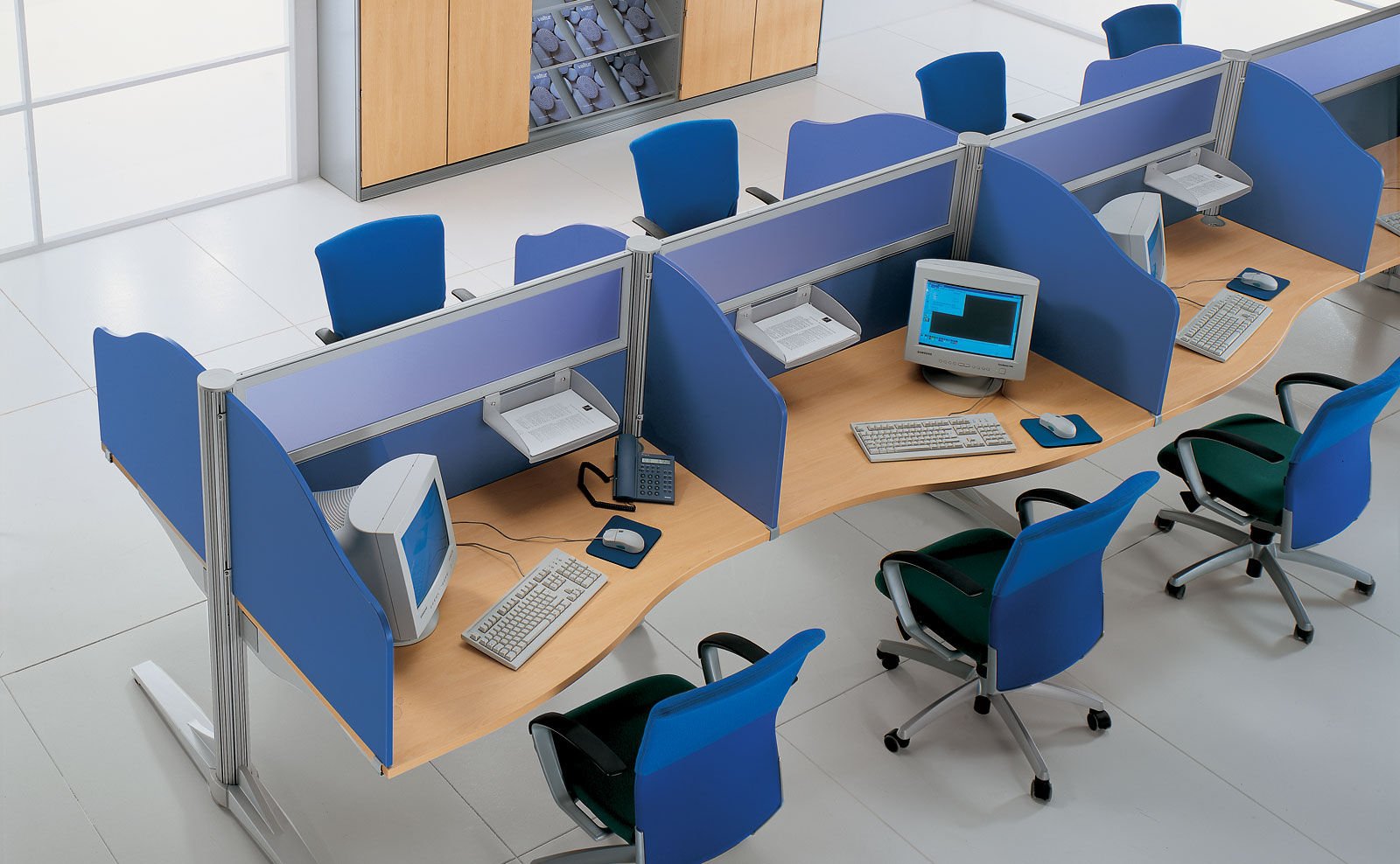 Кабинет интел. Стол офисный. Офисные столы с перегородками. Столы для компьютерного класса. Расположение рабочих мест в офисе.