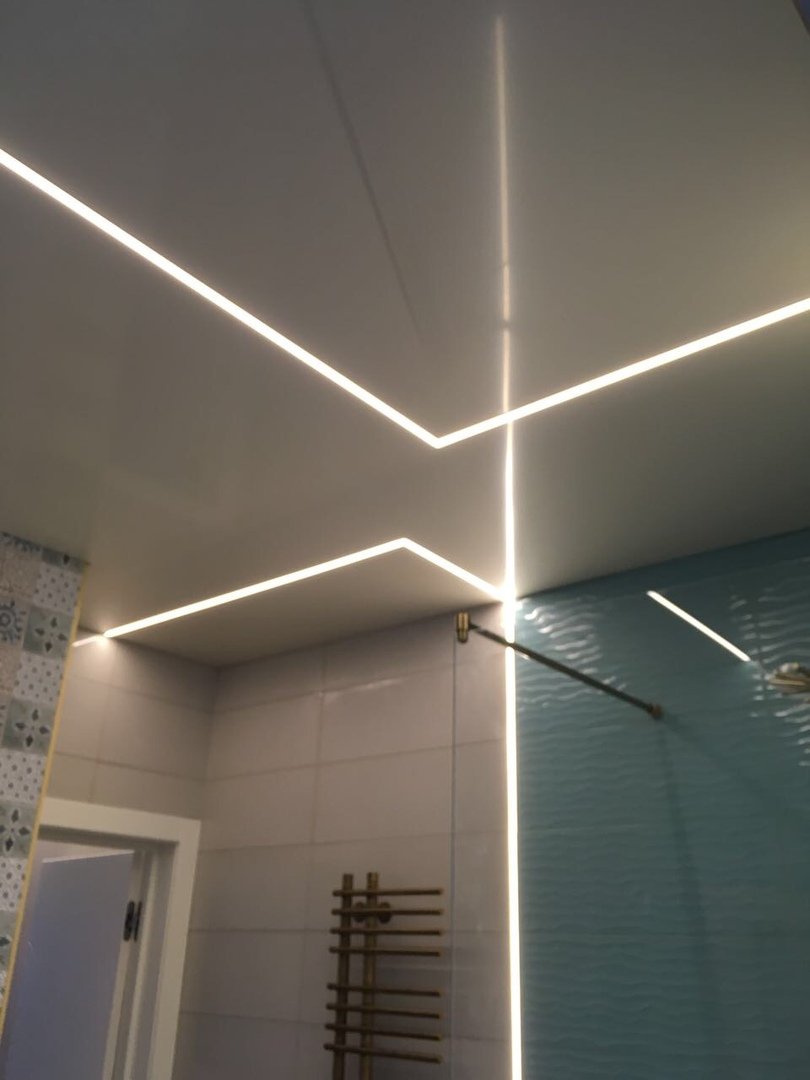 Световые линии на потолке в ванной