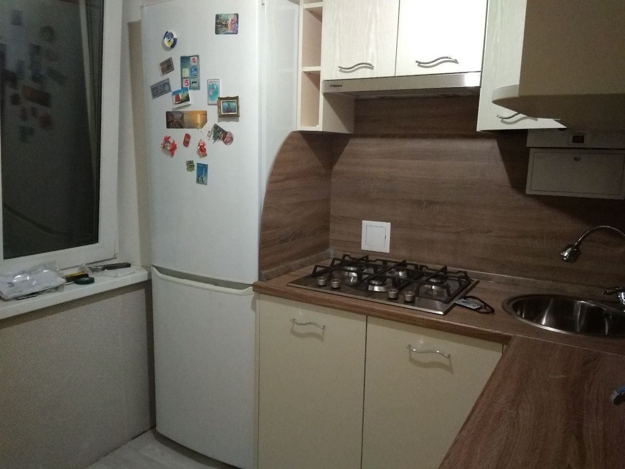 Маленькие угловые кухни с холодильником у окна