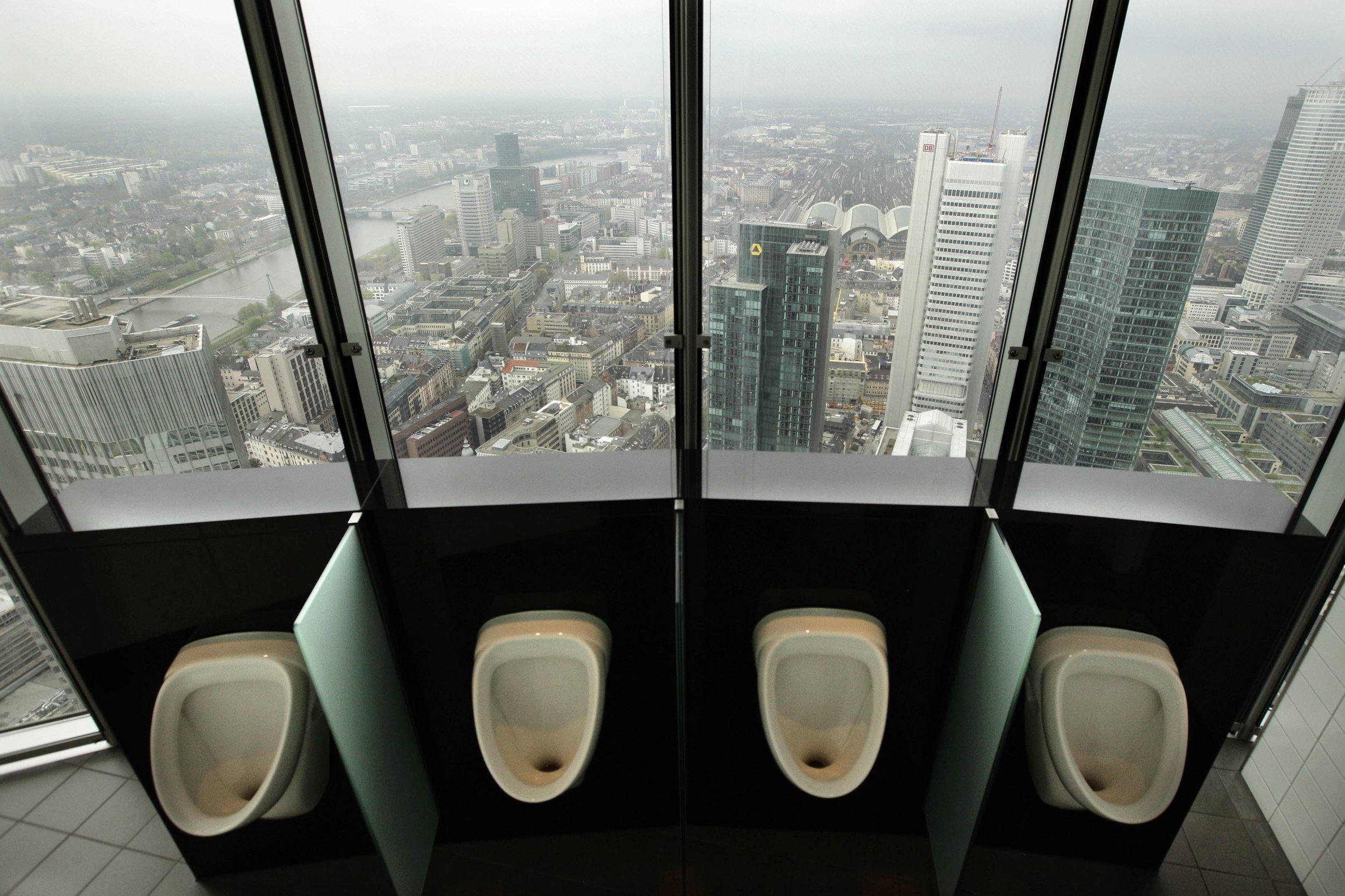 Где все яйца в toilet tower. Туалетная комната. Туалет с панорамными окнами. Окно в туалете. Необычные туалетные комнаты.