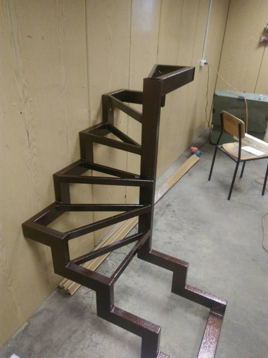 Металлокаркас лестницы с забежными ступенями на 180