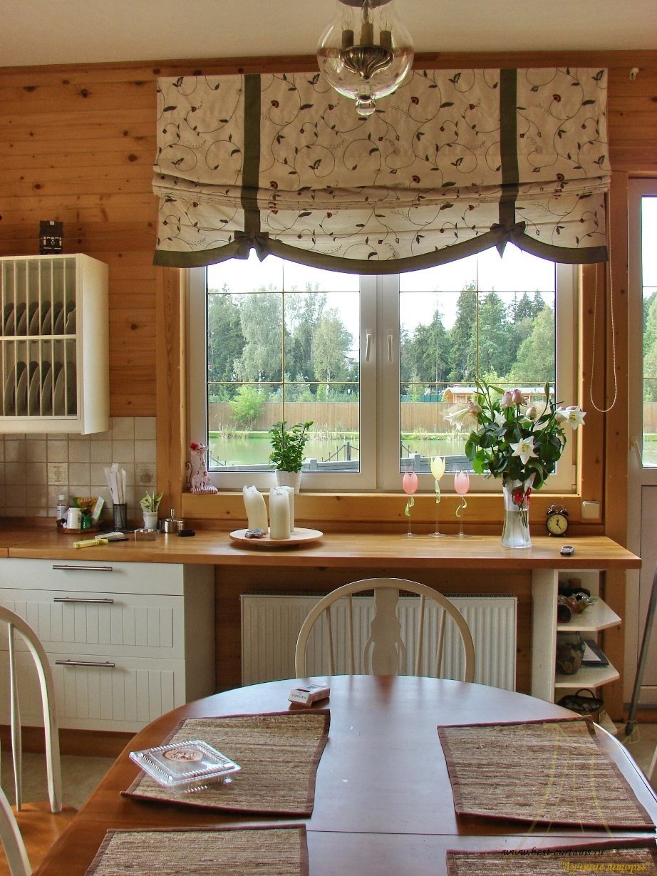 Деревянное окно на кухне