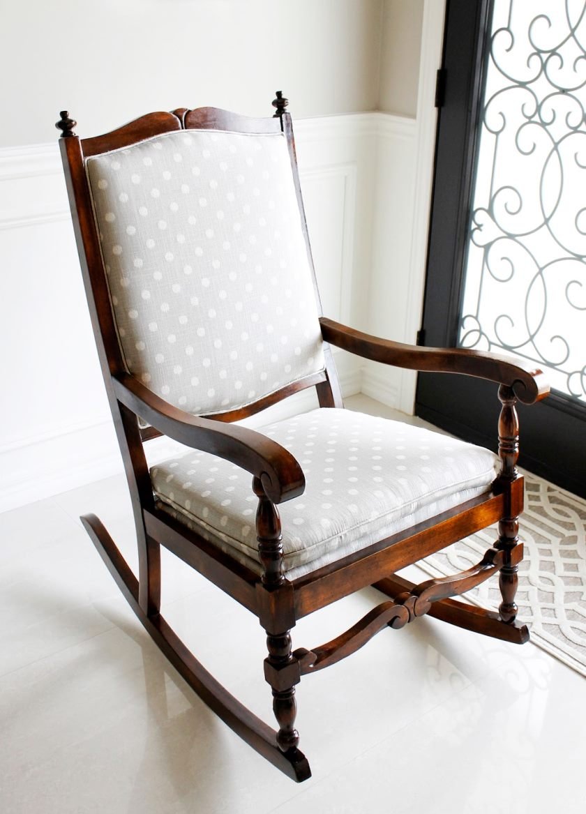 Кресло с деревянными подлокотниками