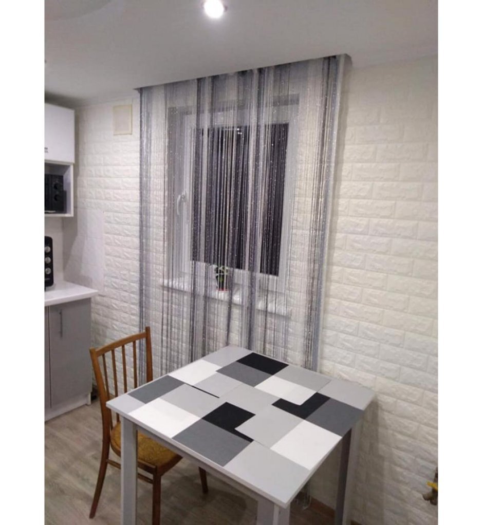 Декор из потолочной плитки на стене