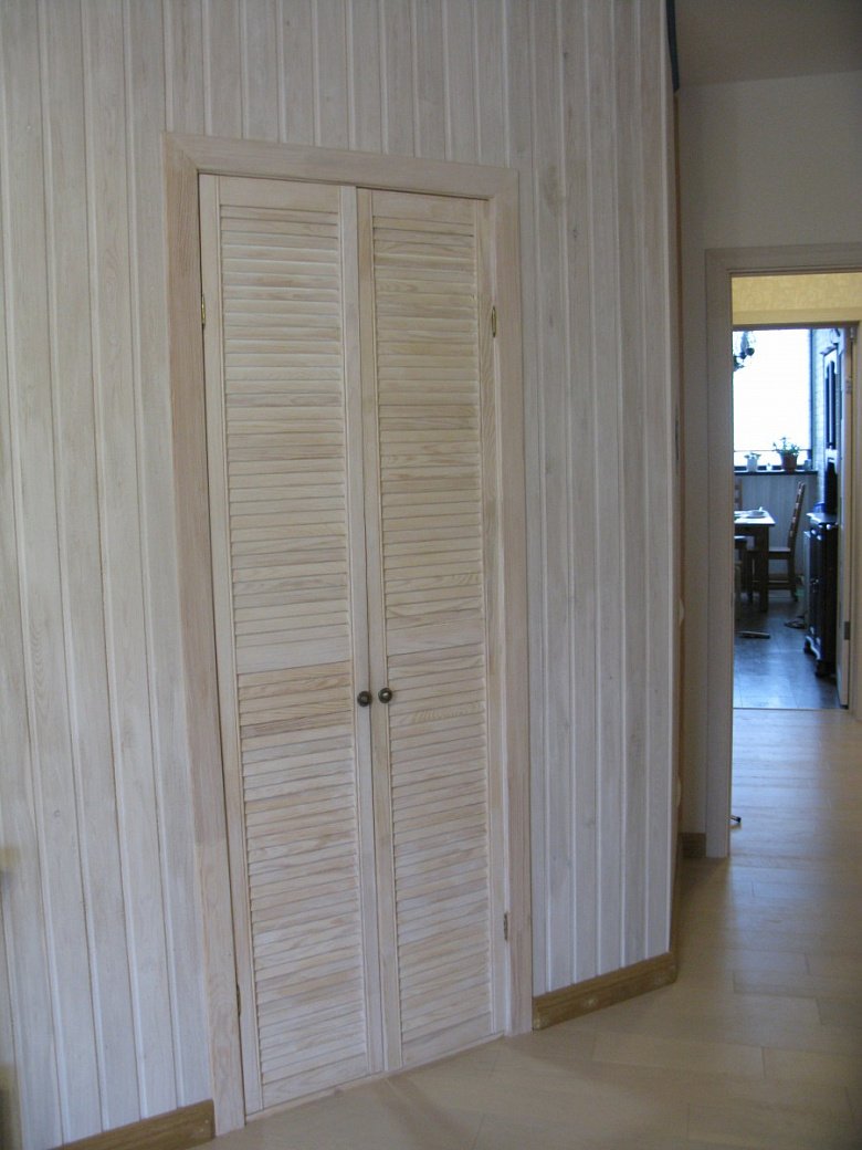 Дверь жалюзийная деревянная в кладовую