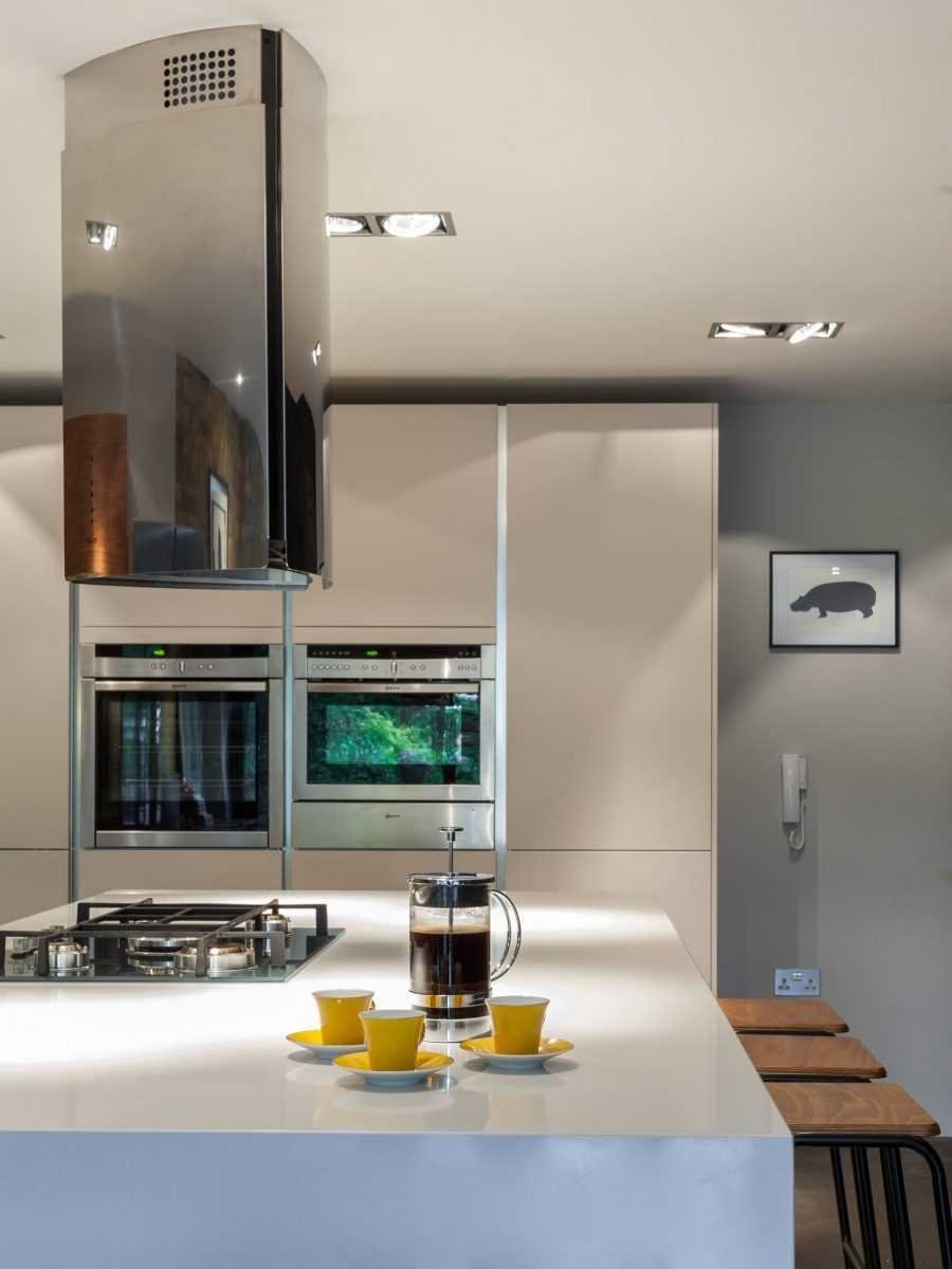 Круглая вытяжка для кухни в интерьере