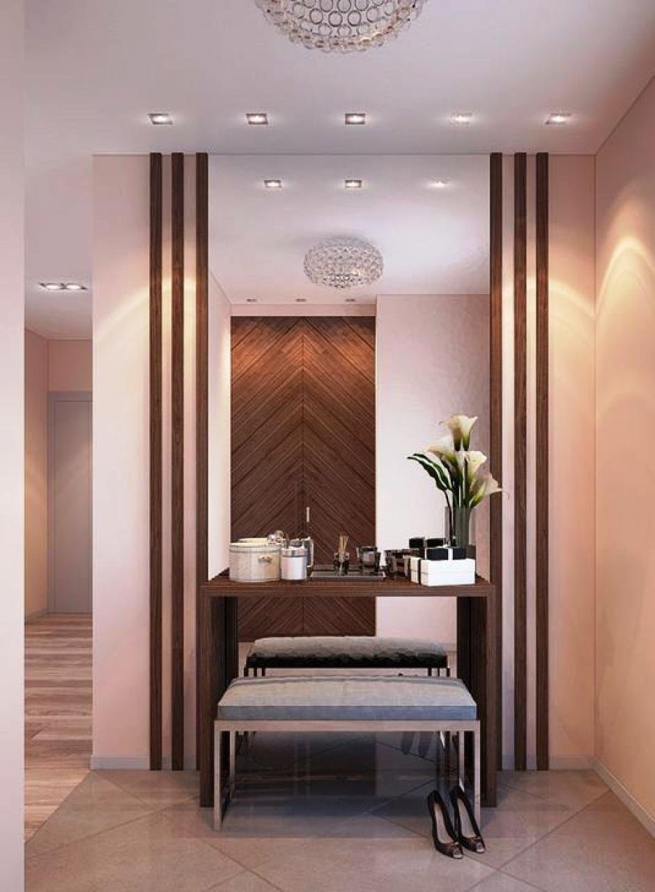 Прихожая с большим зеркалом с рейками