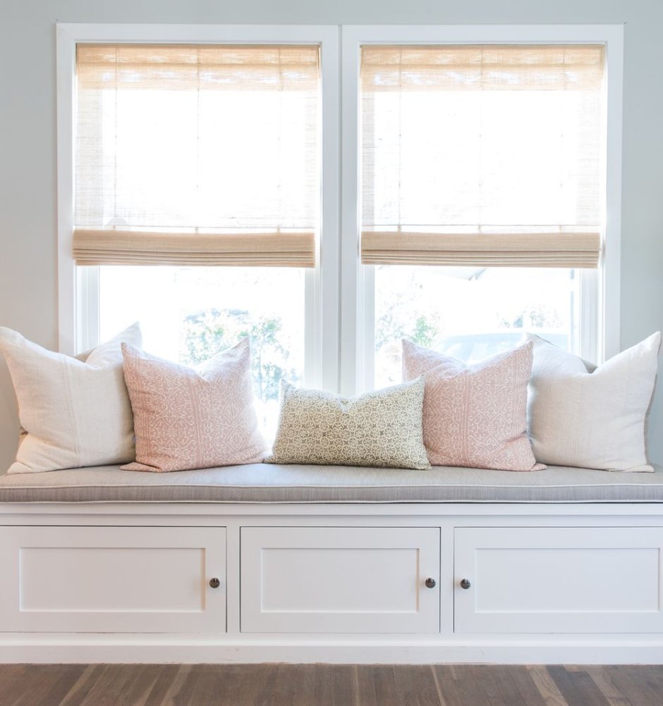 Скамья у окна с подушками