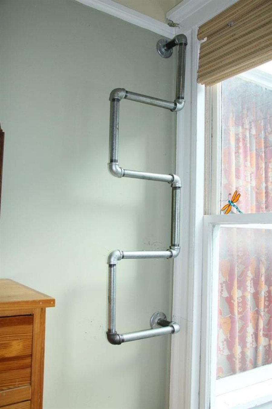 Полка из пластиковых труб