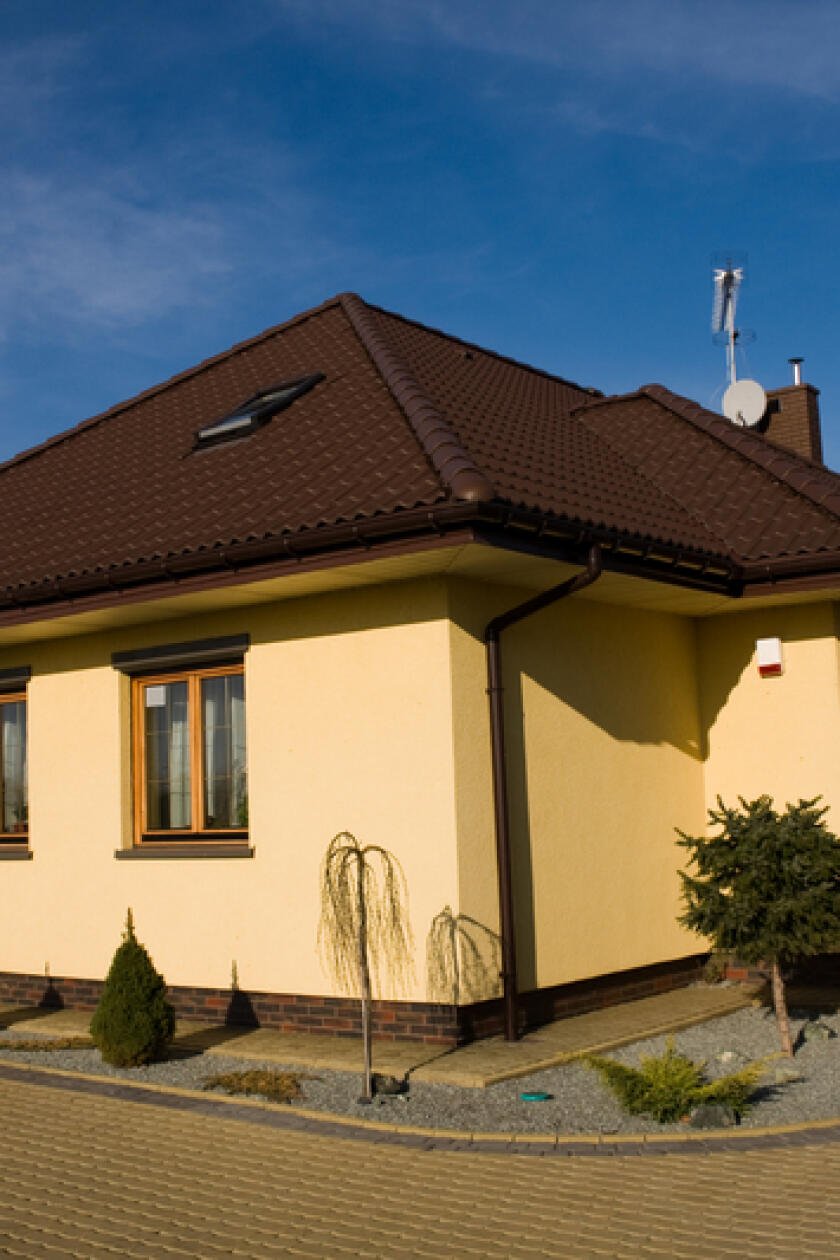 Одноэтажные оштукатуренный дом с красной крышей