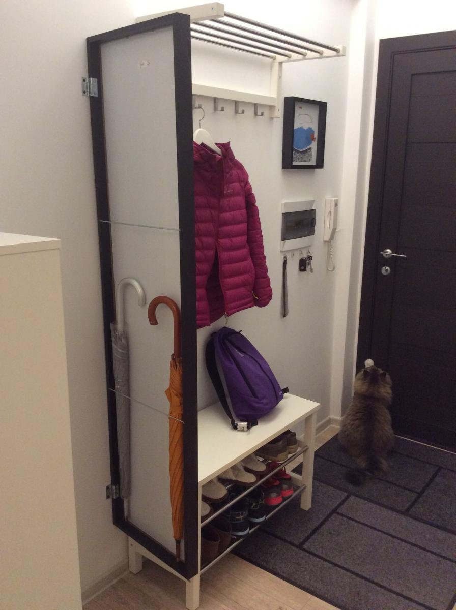 Маленькая прихожая с холодильником