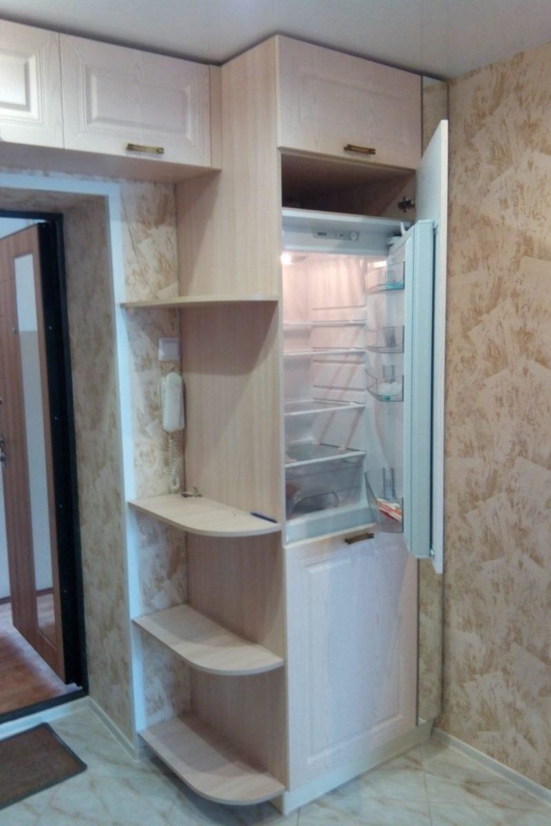 Встроенный холодильник в прихожей