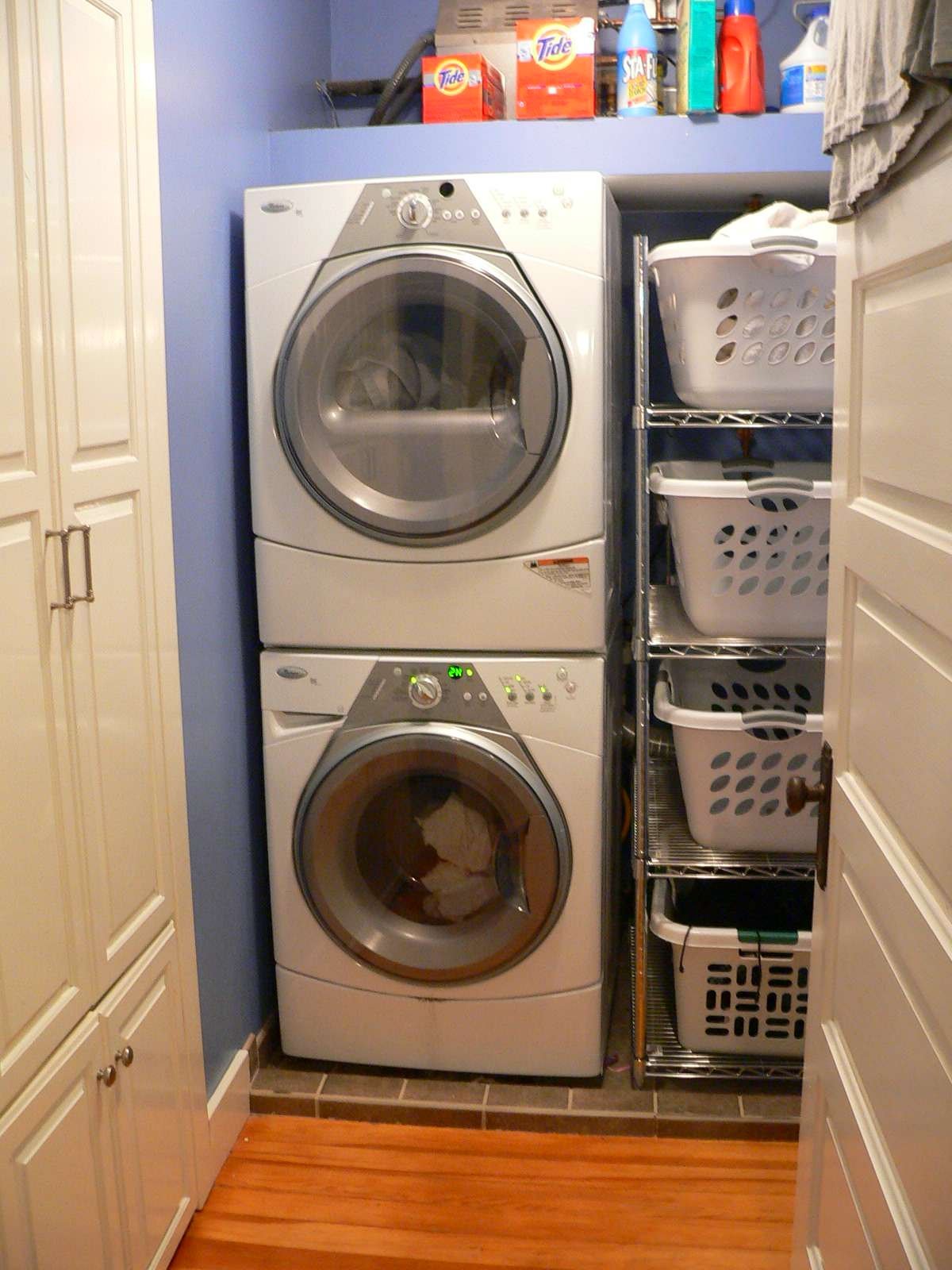 шкаф для стиральной и сушильной машины в ванной в колонну