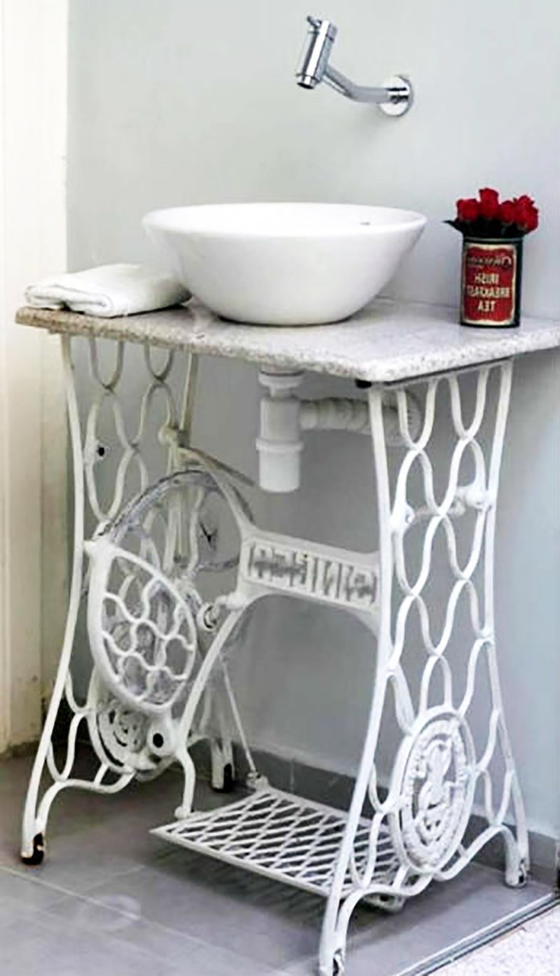 Садовый умывальник из старой швейной машинки в стиле Винтаж