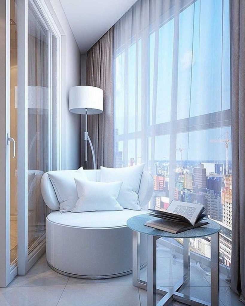 Интерьер лоджии с панорамными окнами