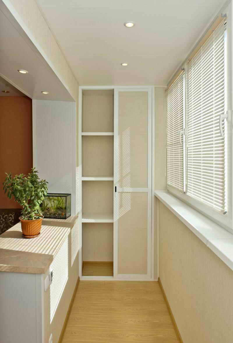 Интерьер балкона со шкафом