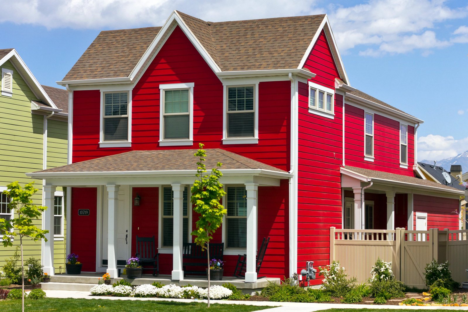 Цвета для покраски дома. Красный фасад дома. Дом красного цвета. Сайдинг разноцветный. Деревянные дома красного цвета.