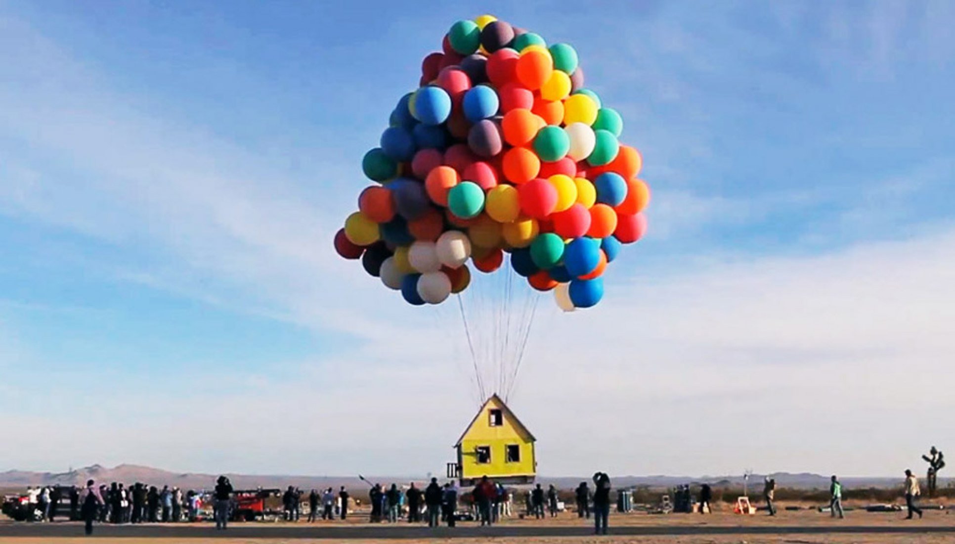 Воздушный шарик наполненный гелием взлетает в воздухе. Домик на воздушных шарах. Домик с шариками. Домик улетел на шариках. Доом на воздушныхшарах.